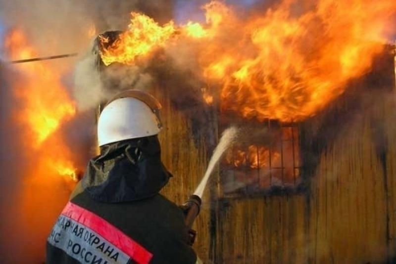 Пожарные Таганрога потушили пожар в переулке Смирновском