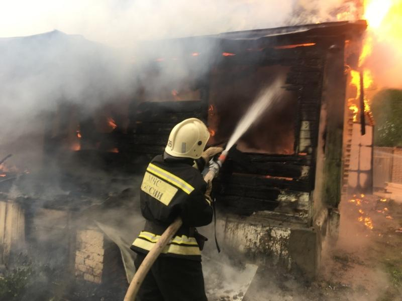 Сотрудники МЧС потушили пожар на территории промзоны