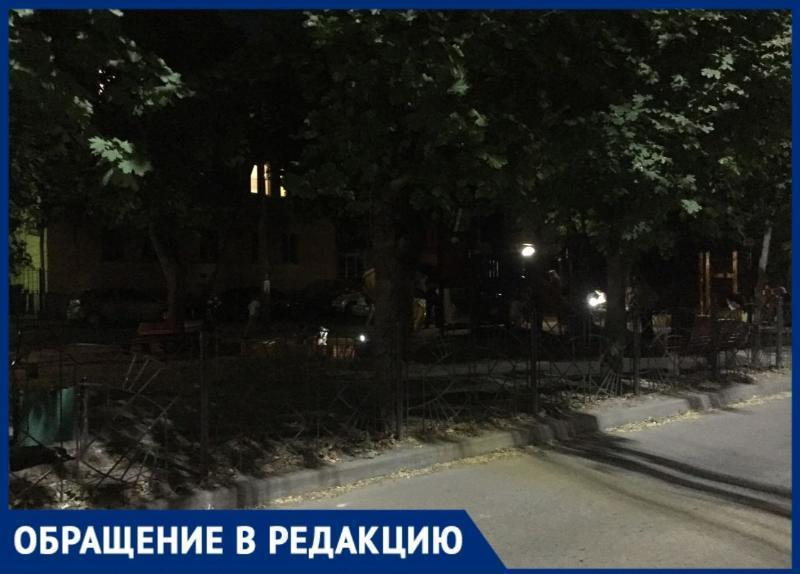 В полутьме гуляют таганрожцы на детской площадке по переулку Украинскому