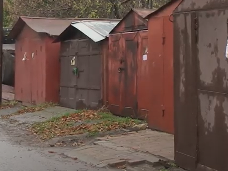 Замглавы Таганрога прокомментирует ситуацию с незаконными гаражами и ларьками