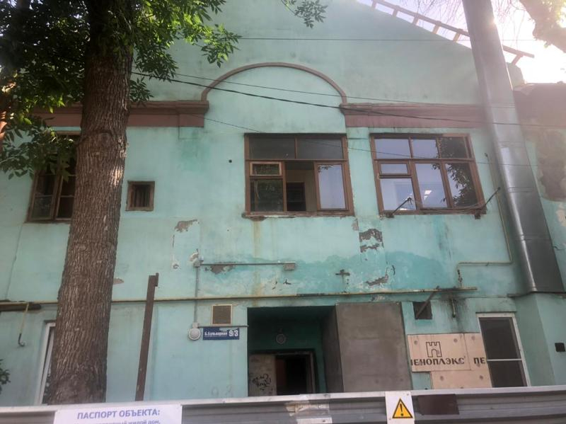 Разбитые окна и отсутствие крыши - когда восстановят дом по ул. Б. Бульварной