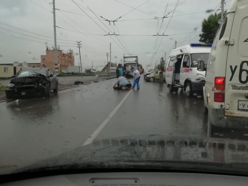 В Таганроге после ДТП двух иномарок мужчина вылетел на дорогу