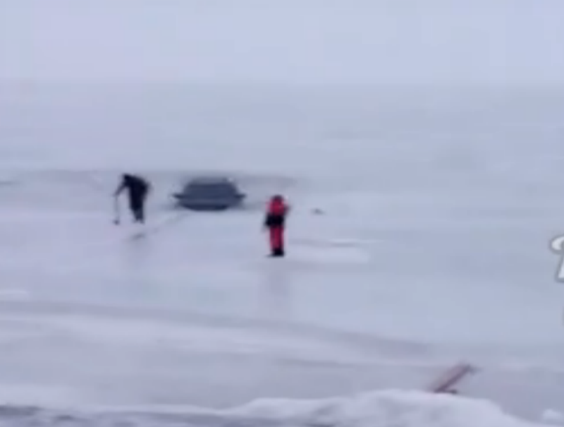 Автомобиль таганрогского рыбака провалился под лед