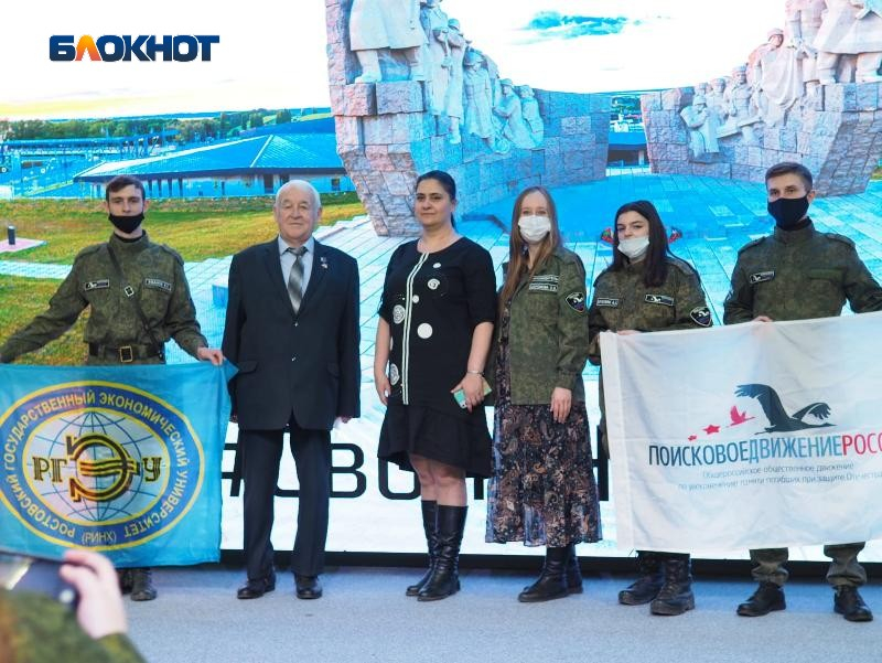 »ZаМир»: на Самбекских высотах прошел патриотический флешмоб в поддержку Армии России