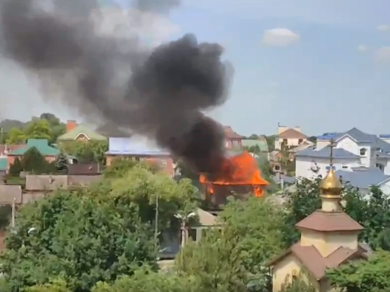 Двухэтажный дом сгорел в Таганроге по улице Ломакина