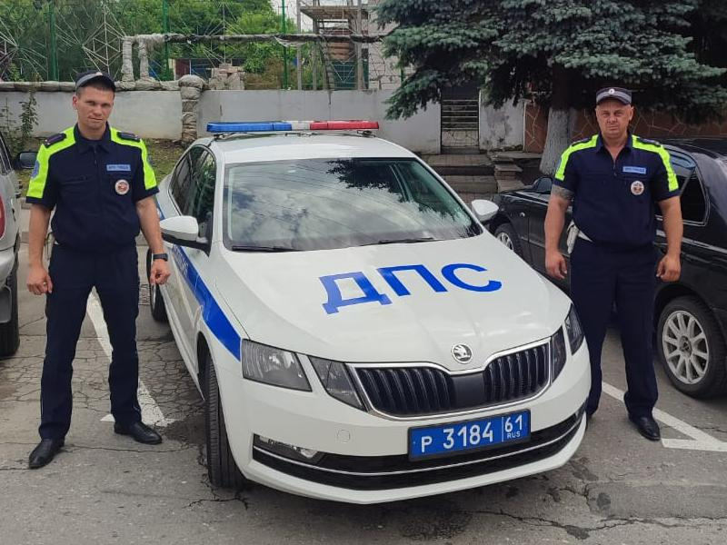 Не все герои носят плащи: сотрудники ГИБДД Неклиновского района спасли жизнь малышу
