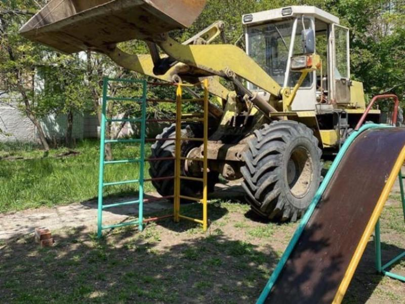 В Таганроге пока родители с детьми на самоизоляции, детскую площадку сносят трактором