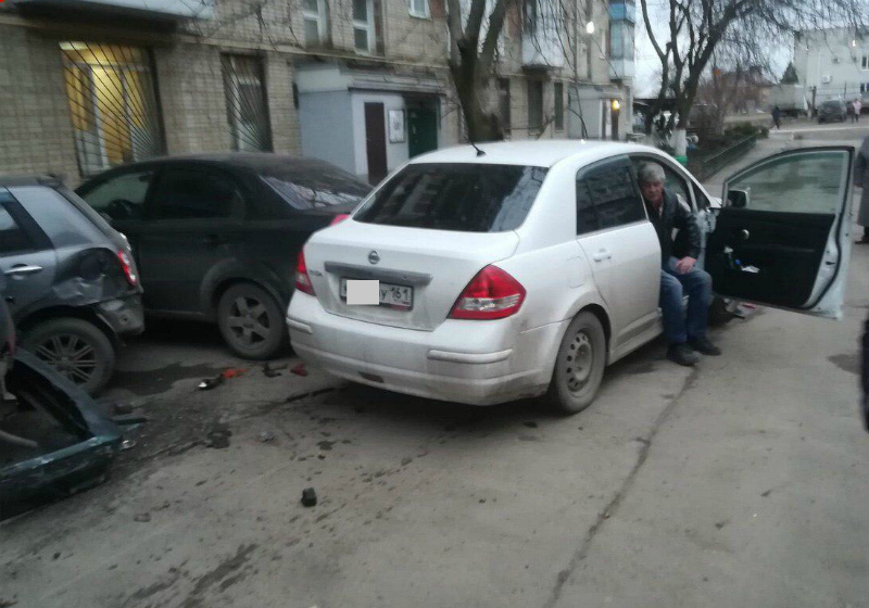 В Таганроге мужчина устроил ДТП с припаркованными автомобилями