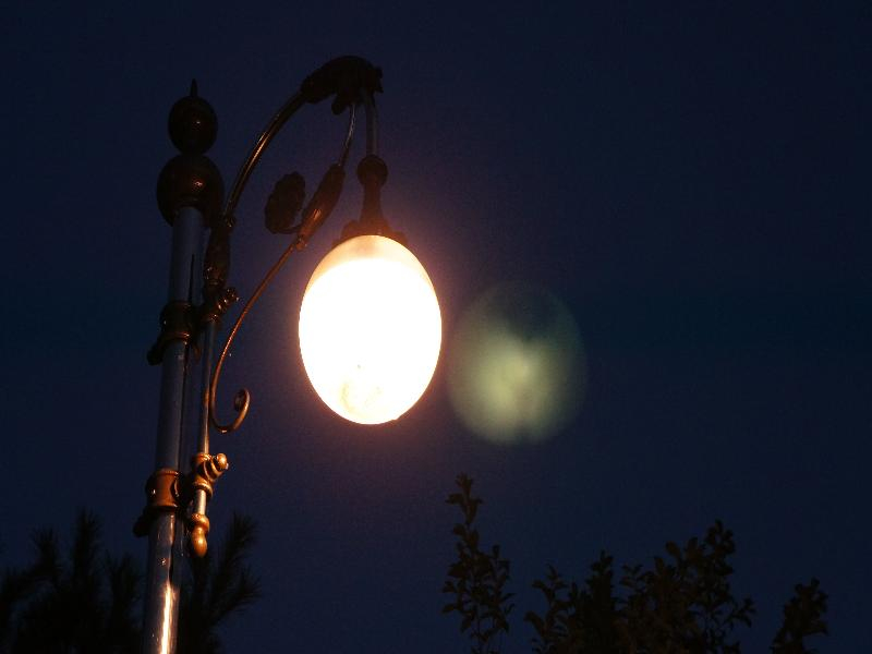 «Светить всегда, светить везде…»: фонари устанавливают на центральной улице Таганрога