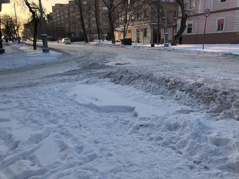 Снег идёт, а снегоуборочная техника стоит: городские службы Таганрога .