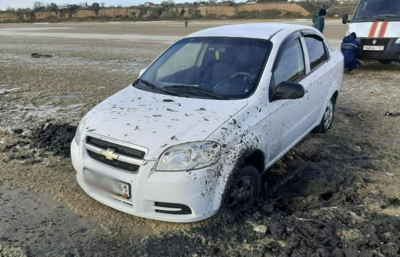 Решил покататься: автомобиль увяз в иле на побережье Таганрогского залива