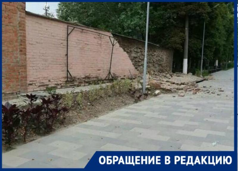В Приморском парке Таганрога обрушилась стена, чудом не задев прохожих