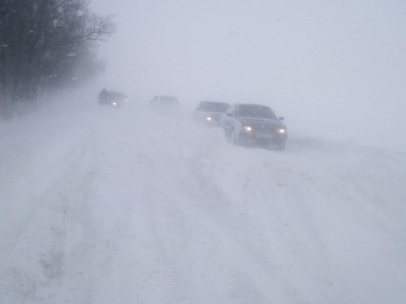 В снежном плену оказались дороги и машины вокруг Таганрога