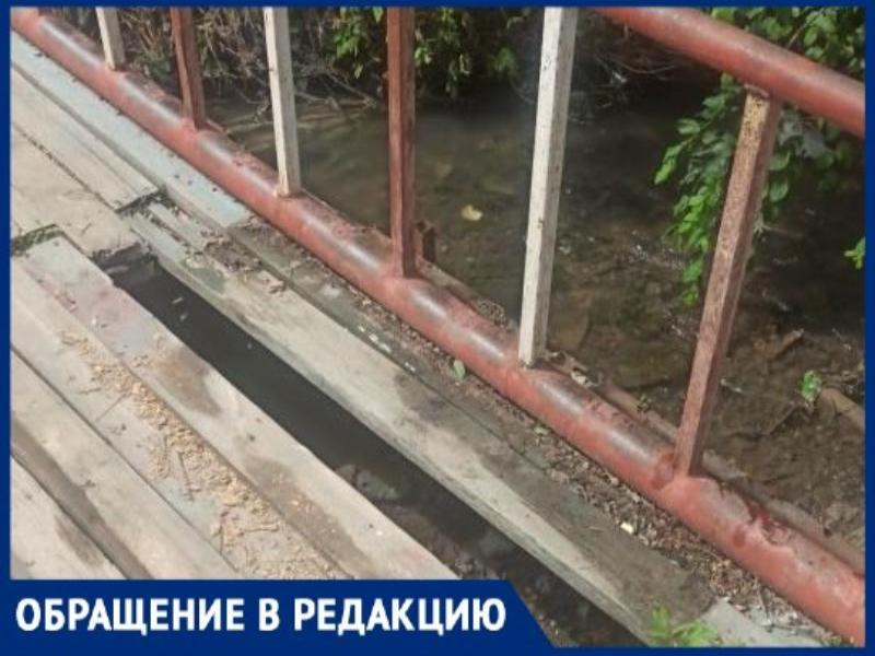 «Ломаем ноги в Таганроге»: жители города пожаловались на сломанный мост