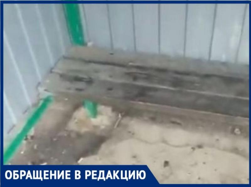 Таганрогские остановки увязли в грязи и мусоре