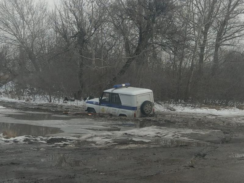 Полицейскую машину засосало в болото таганрогской трясины