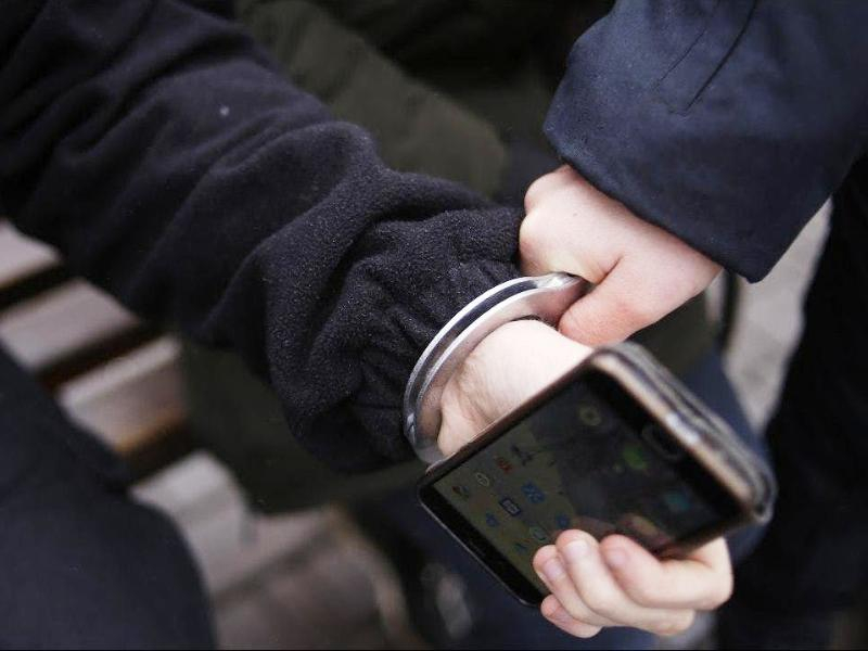 Таганрогские полицейские задержали 18-летнего парня, укравшего мобильный