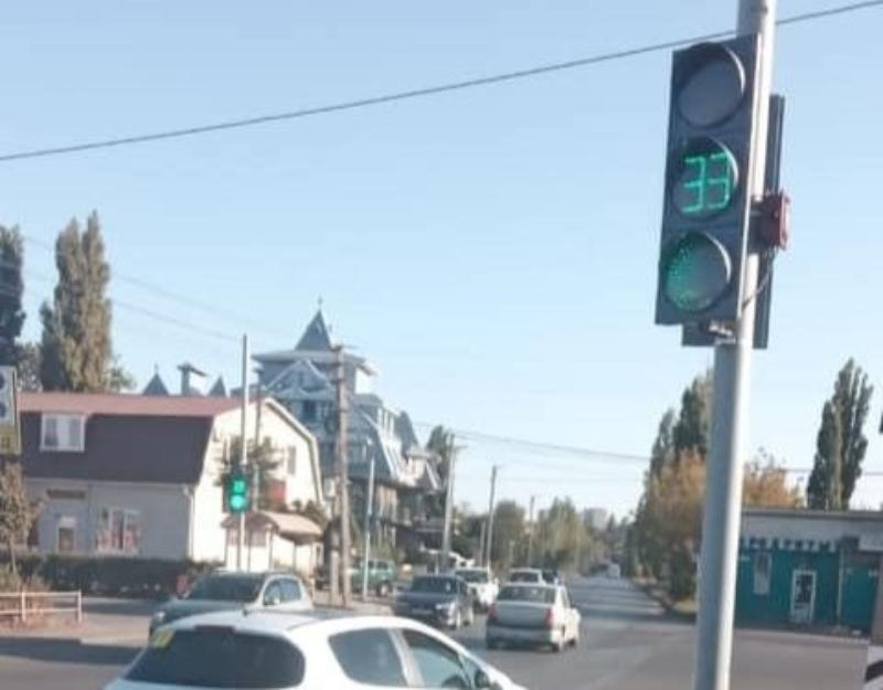 Новый светофор появился на улице Адмирала Крюйса