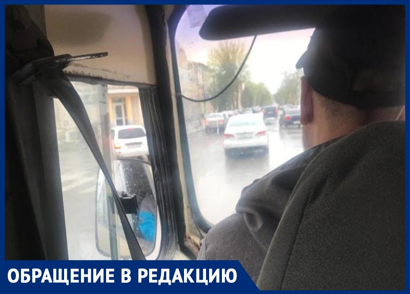 А это таганрогские водители маршруток: с телефоном в одной руке и с сигаретой в другой