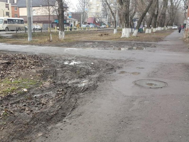 В Таганроге поликлиника есть, а парковки для нее нет