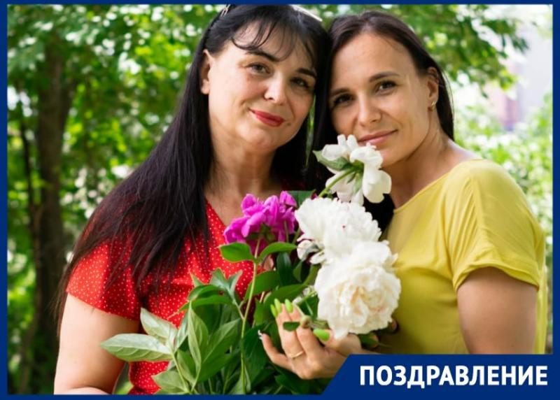 С юбилеем свою маму Оксану поздравляет любящая дочь Людмила