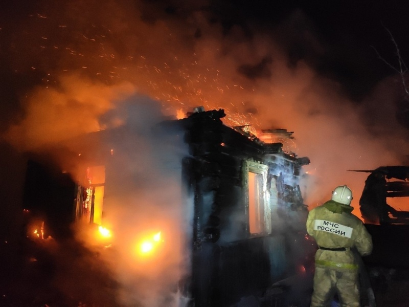 Пожар в хозпостройке потушили таганрогские пожарные