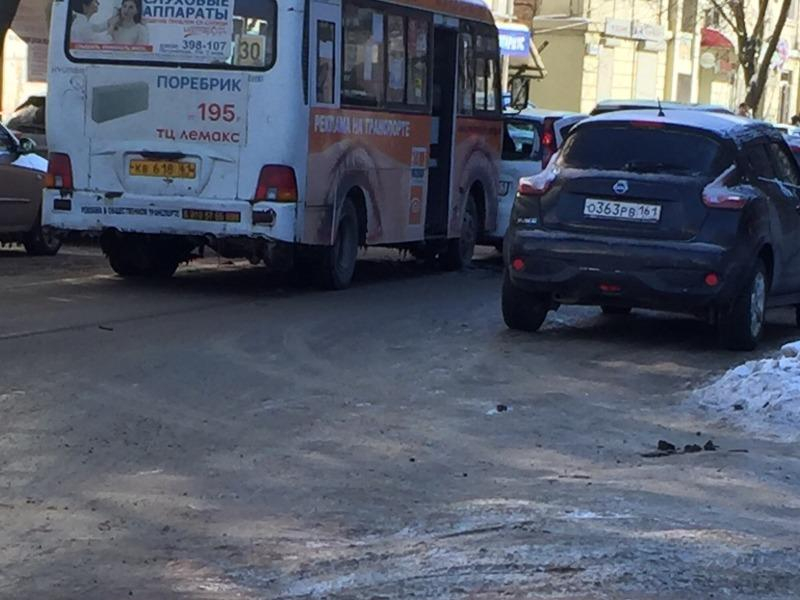 В центре Таганрога произошло тройное ДТП