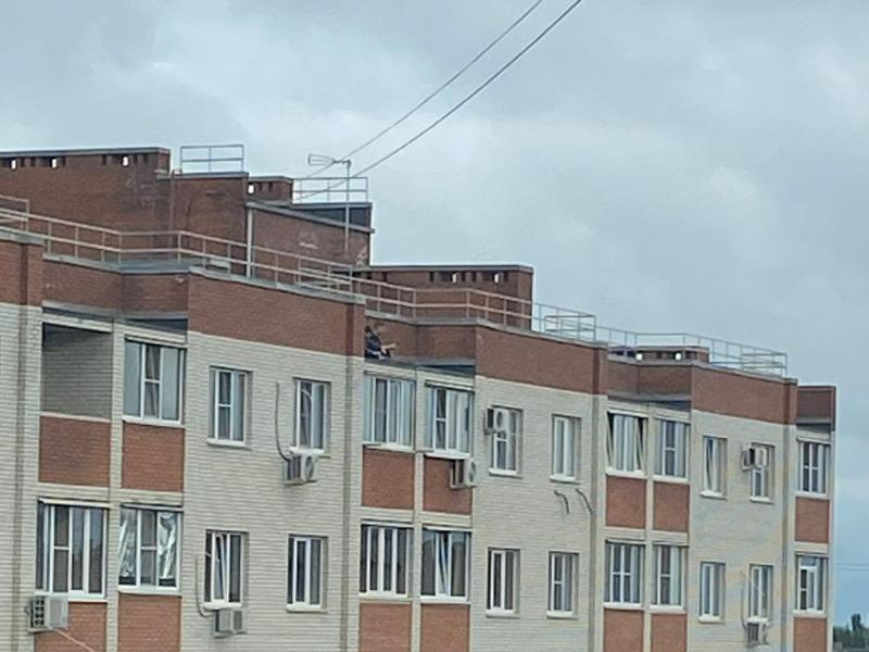 В Таганроге подростки взломали замки чердака и гуляли по крыше