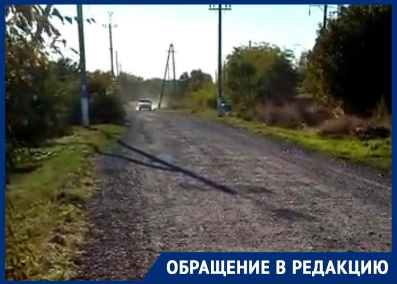 Жители села Приморка жалуются на дорогу, покрытую ядовитым шлаком