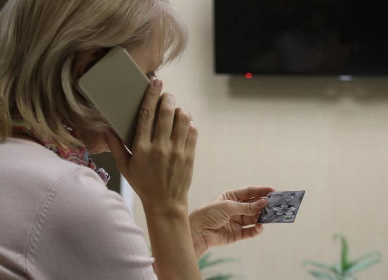 Пол миллиона рублей потеряла таганроженка во время телефонного разговора