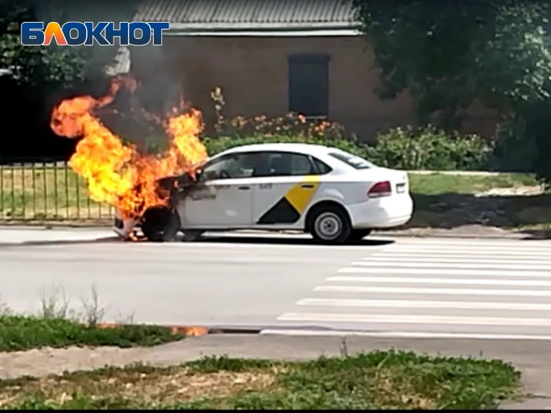 Горячая поездка: автомобиль «Яндекс Такси» загорелся на глазах у таганрожцев