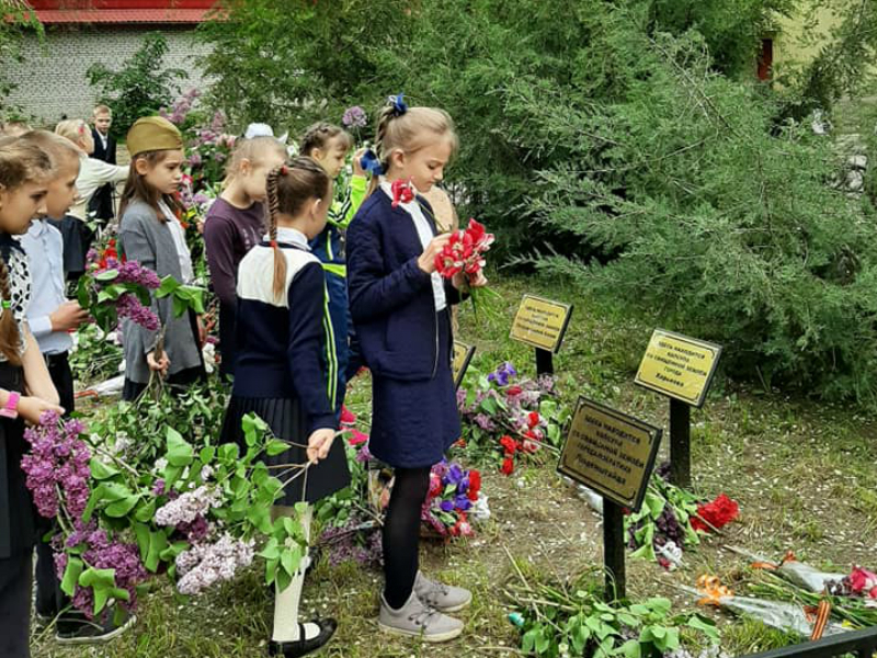 Аллею Бессмертия в Дубках в канун праздника привели в порядок в Таганроге