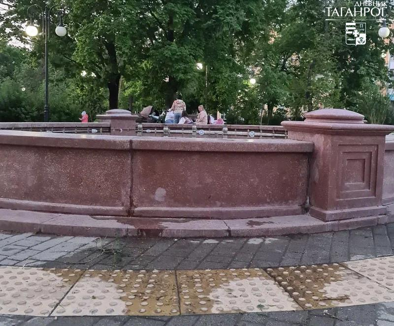Снова в Таганроге потёк фонтан за 5 млн, который сделали из гранитной крошки