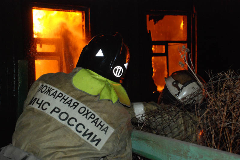 Сотрудники МЧС почти час тушили пожар в частном доме в Неклиновском районе