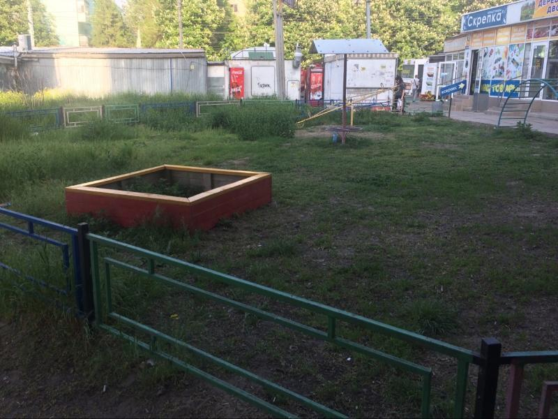 В Таганроге забытый депутатом сквер «Эльдорадо» наполняется только травой и торгашами