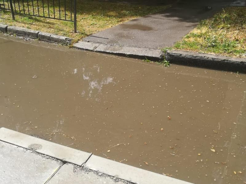 Ливневки чистят, а вода всё равно стоит на дорогах Таганрога