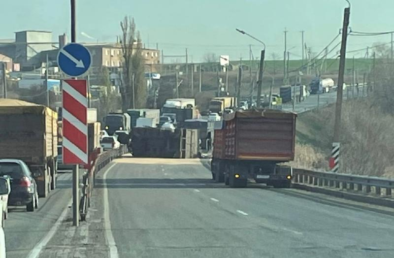 На трассе Ростов-Таганрог перевернулся зерновоз