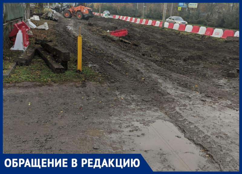Полоса препятствий и непролазная грязь: жители одного из микрорайонов Таганрога не могут добраться домой