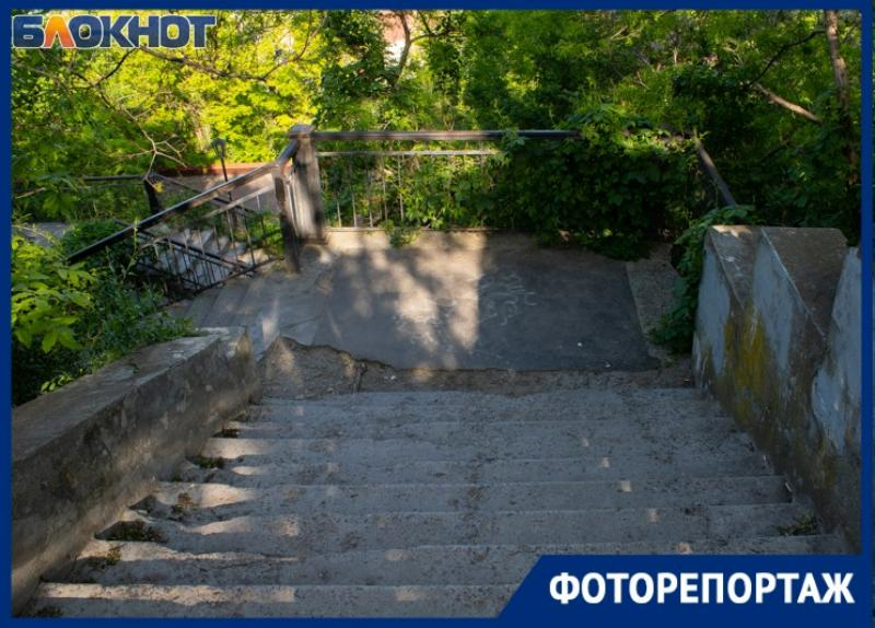 Уже 6 лет в Таганроге находится в аварийном состоянии лестница Межлумяна