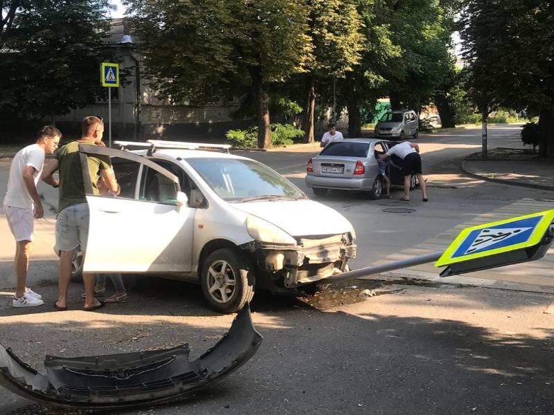 11 ДТП и поврежденный дорожный знак: выходные в Таганроге выдались жаркими