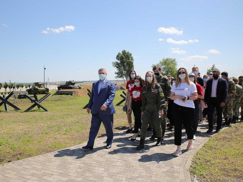 Губернатор Голубев провел экскурсию и наградил волонтеров в музее «Самбекские высоты» под Таганрогом