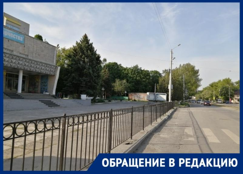 «Ходьба с препятствиями» или зачем сделали забор у перехода в Таганроге?
