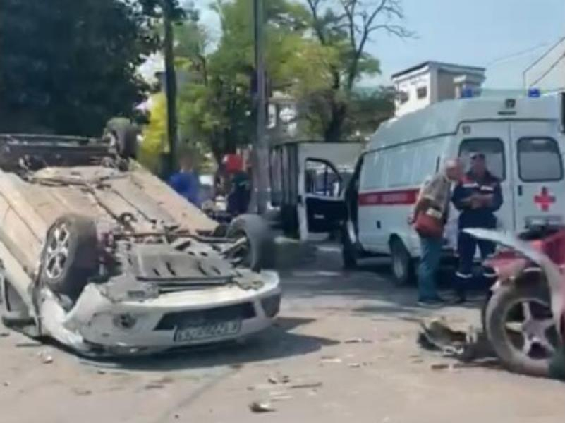 Лобовое с перевёртышем: в Таганроге произошло серьезное ДТП