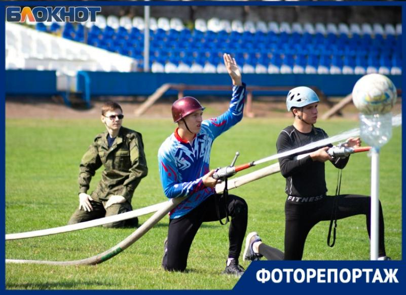 В Таганроге прошли городские соревнования по пожарно-спасательным видам спорта