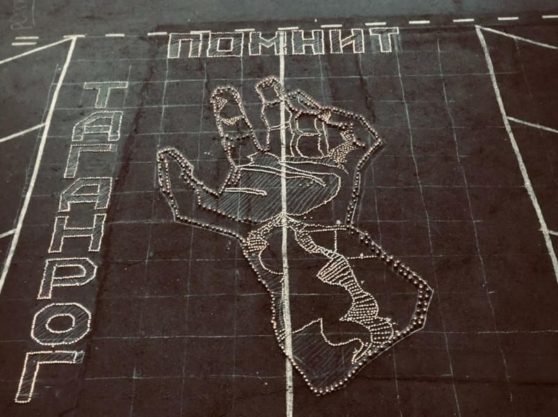 Инсталляция Балки смерти появилась перед Таганрогским педагогическим институтом