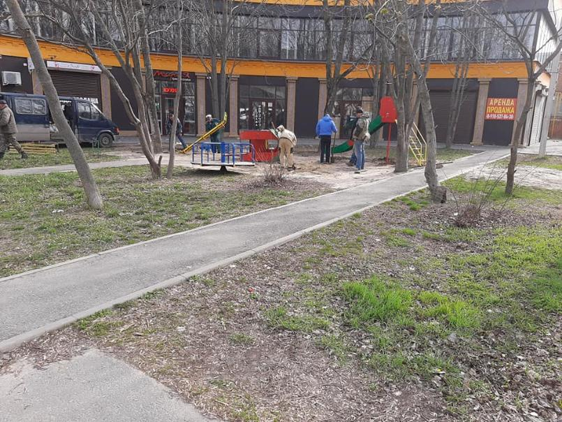 Детские площадки в Таганроге начали демонтировать