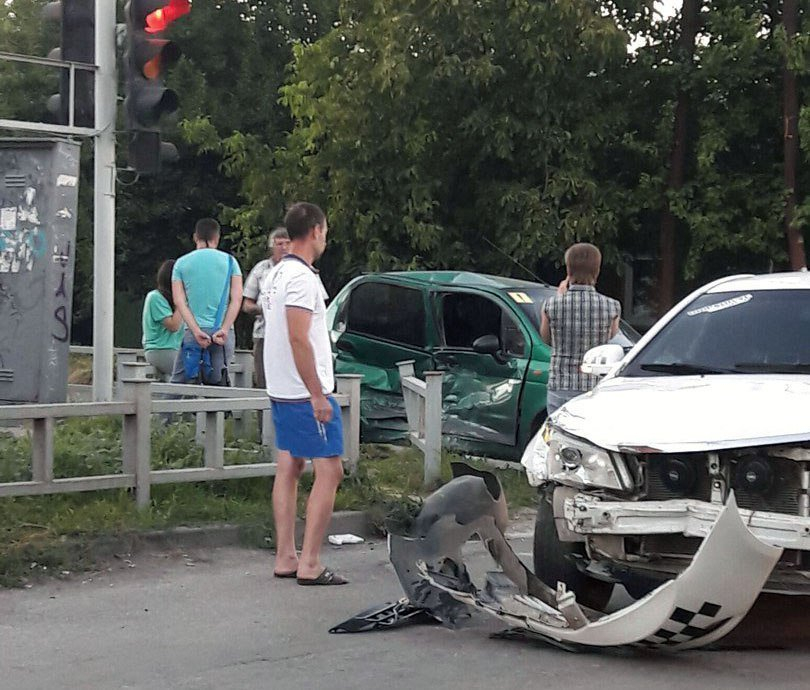 В Таганроге девушка-ученица на «Дэу» протаранила такси