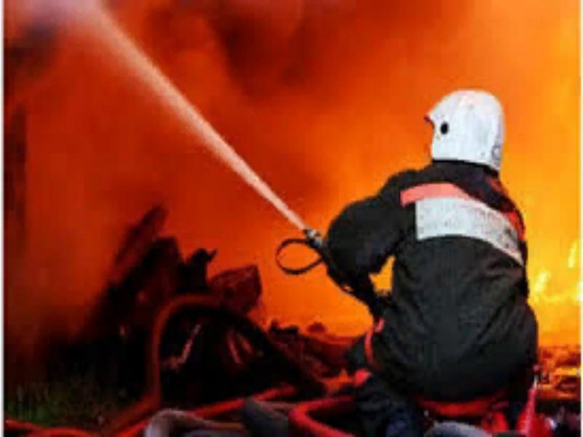 В Таганроге очередной пожар: на этот раз огонь тушили  в садовом товариществе 
