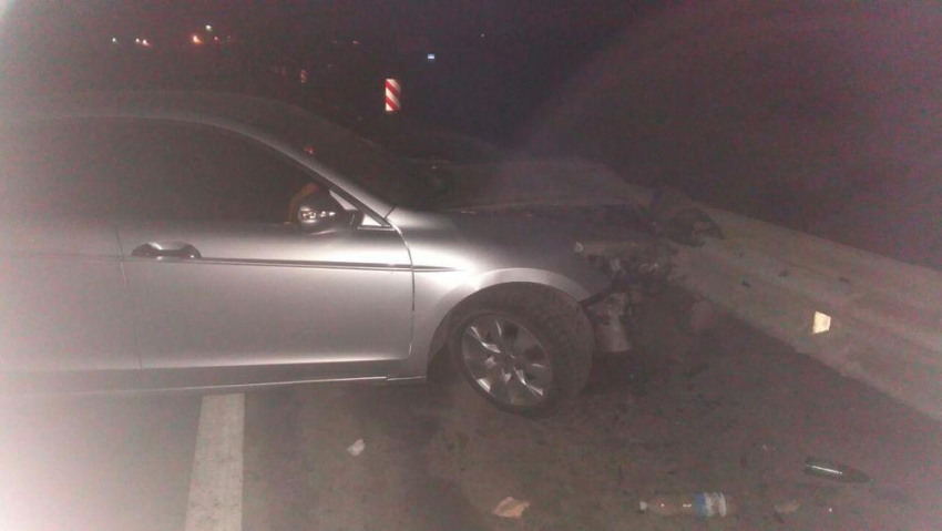 На трассе Ростов-Таганрог водитель иномарки превысил скоростной режим и врезался в отбойник