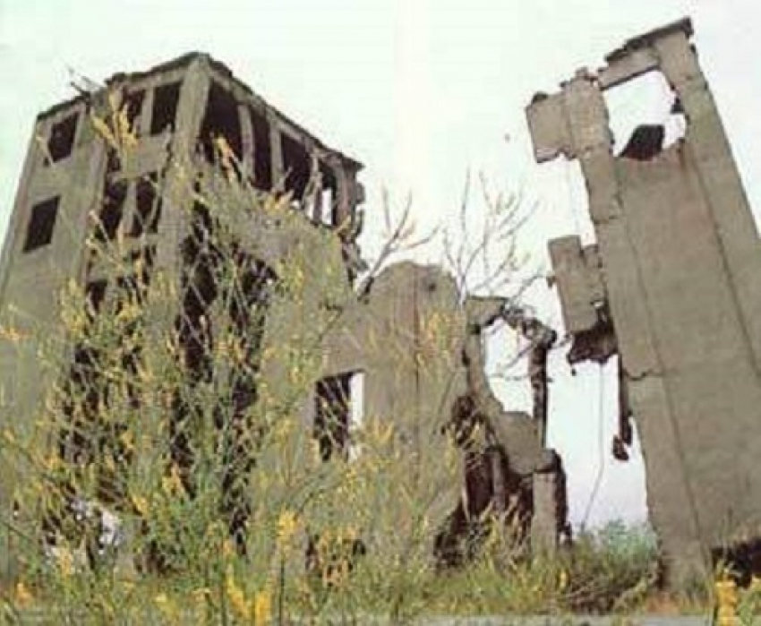 В Таганроге многодетной матери начислили долг 30 000 рублей за «коммуналку» в полностью разрушенном доме